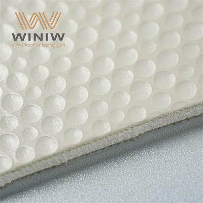 Couro sintético com aderência aprimorada para bolas de futebol profissionais.