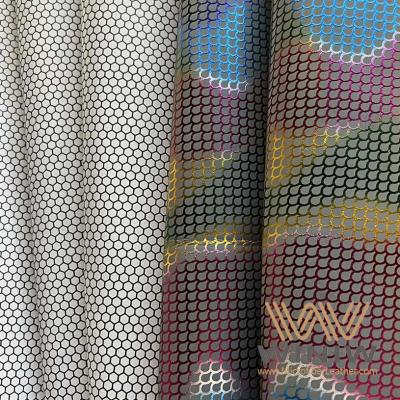 Bola de futebol juvenil em couro sintético aveludado com toque suave.