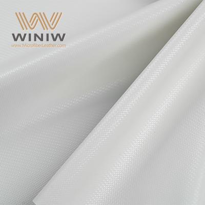 Couro sintético de microfibra para melhor controle da bola em superfícies de bolas de futebol.