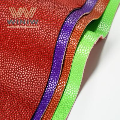 Couro sintético resistente a rasgos para camadas externas de bolas de basquete.