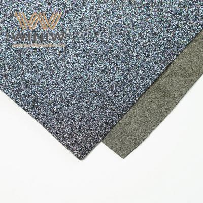 Couro sintético texturizado resistente a arranhões para painéis de bolsas de laptop.