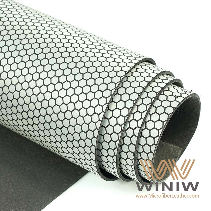 De que é feito o couro nas bolas de futebol?