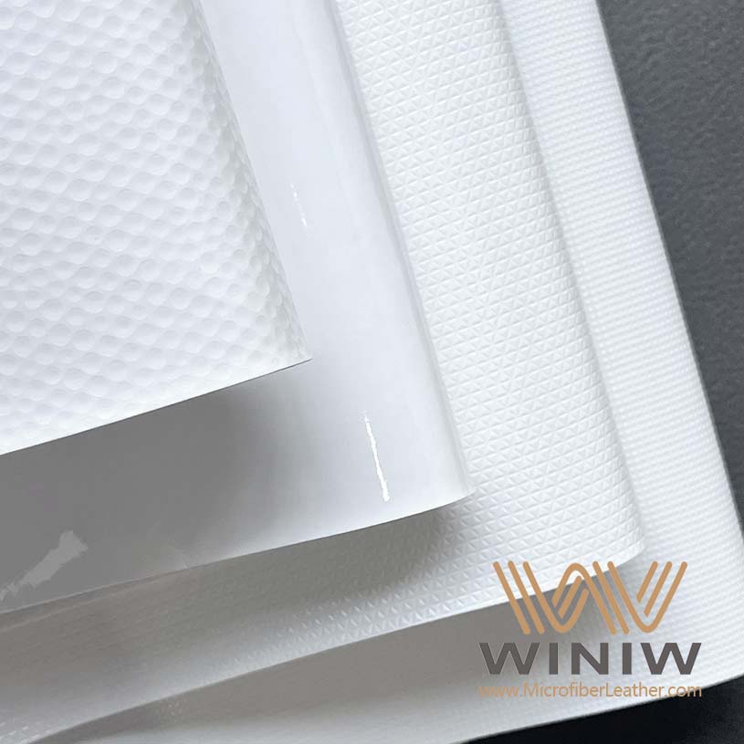 Análise das diferenças entre PU, TPU e PVC no futebol.